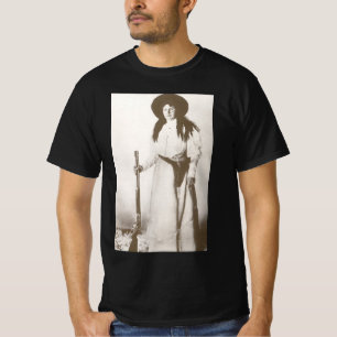 Foto Portrait eines Cowgirl Holding a Rifle, c1910 T-Shirt