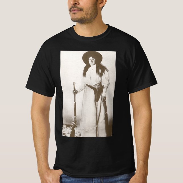 Foto Portrait eines Cowgirl Holding a Rifle, c1910 T-Shirt