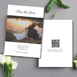 Foto QR-Code Hochzeit Sichern des Datums Save The Date<br><div class="desc">Eine elegante formelle Foto Save the Date Karte für Ihren großen Tag. Fügen Sie Ihr eigenes Foto hinzu,  und ändern Sie Namen,  Datum und Ort,  um Ihren zu entsprechen. Fügen Sie einen QR-Code hinzu,  damit Ihre Gäste alle Details von Ihrer Hochzeitswebsite erhalten können.</div>