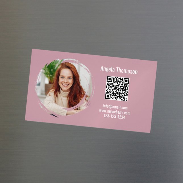 Foto QR Code Pink Moderne Magnetische  Visitenkarte (Pink business card magnet with scannable QR code.)