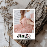 Foto Retro Baby Schwangerschaft Ankündigung<br><div class="desc">Teilen Sie Ihre Freude mit einer Touch festlichen Charmes mit unserer Foto Christmas Pregnancy Announcement. Diese reizvolle Karte verfügt über ein persönliches Foto, schön gerahmt, um Ihre wachsende Familie zu präsentieren. Das Design umfasst festliche Elemente wie Weihnachtsbäume, Schneeflocken oder Urlaubserlebnisse sowie eine herzliche Botschaft, die Ihre spannenden Neuigkeiten enthüllt. Diese...</div>