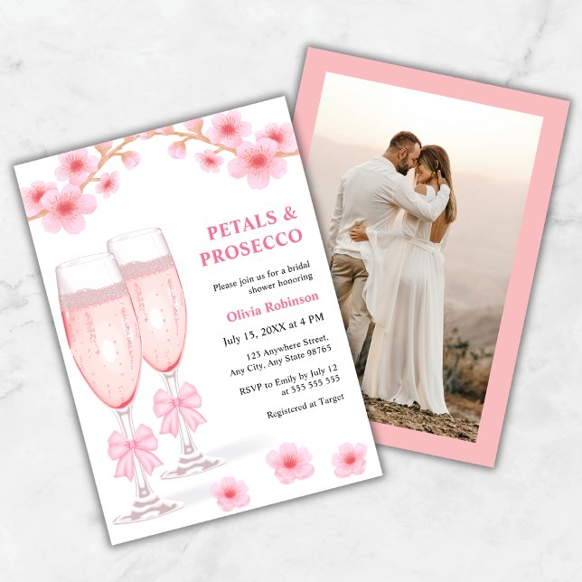 Foto Rosafarbene Blütenblätter & Prosecco Brautpar Einladung (Photo Pink Bow Floral Petals & Prosecco Bridal Shower Invitation )