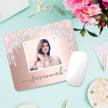 Foto Rose Gold Glitzer rot Rosa Silber Mousepad<br><div class="desc">Eine schicke Rose goldener Hintergrund mit rot-rosa Imitats verziert silberne Glitzer Tropfen, Farbe tropfend aussehen. Personalisieren und fügen Sie Ihren Namen, geschrieben mit großen angesagten handgeschriebenen Stil Skripte mit Swashes. Graue Buchstaben. Um die Swashes behalten, löschen Sie nur den Beispielnamen, verlass die Leerzeichen oder Emoji's vor und nach dem Namen....</div>