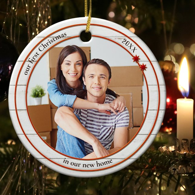 Foto Rustic White Wood New Zuhause Ornament (Ornament featuring your photo framed by a rustic white wood design with red metallic lining and star)