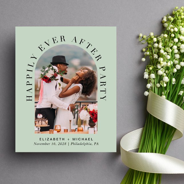 Foto Sage Green Wedding Einladung (Celebrate your love story with an invitation showcasing your favorite photo in an elegant arch frame)