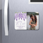 Foto Save the Date Watercolor Wisteria Wedding Magnet<br><div class="desc">Foto Save the Date Watercolor Wisteria Wedding Save The Date Magnete verfügt über elegante Watercolor Wisteria Blume in weicher Lilie, Lavendel und lila mit Grün auf einem weißen Hintergrund mit Ihren Save the Date Informationen unten inklusive einem benutzerdefinierten QR Code. Personalisieren Sie diese, indem Sie den Text in den bereitgestellten...</div>