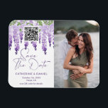 Foto Save the Date Watercolor Wisteria Wedding Magnet<br><div class="desc">Foto Save the Date Watercolor Wisteria Wedding Save The Date Magnete verfügt über elegante Watercolor Wisteria Blume in weicher Lilie, Lavendel und lila mit Grün auf einem weißen Hintergrund mit Ihren Save the Date Informationen unten inklusive einem benutzerdefinierten QR Code. Personalisieren Sie diese, indem Sie den Text in den bereitgestellten...</div>