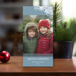 Foto - Schneeflocken lassen - blau Feiertagskarte<br><div class="desc">Die Jahresgrüße in Pastellblau - Passen Sie dies mit 1 vertikalem Foto,  Ihrem Familiennamen und dem laufenden Jahr an.</div>