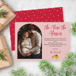Foto Schwangerschaft umso mehr die Merrier Weihnac Feiertagskarte<br><div class="desc">Diese minimale Rosa und Rot "The More the Merrier" Weihnachtsschwangerschaft Ankündigung Features auf Foto-Vorlage und ein süßes Gedicht zu senden an Ihre Lieben. Die handgezeichnete Heilige und Beeren fügen eine Touch nostalgischer Laune hinzu. Originelle Kunst von Malissa Melrose.</div>