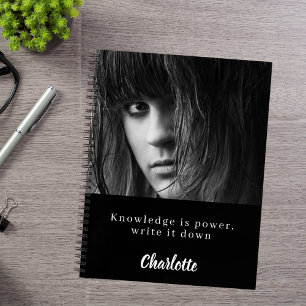 Foto Schwarz-weißer Kursteilnehmer Notizbuch