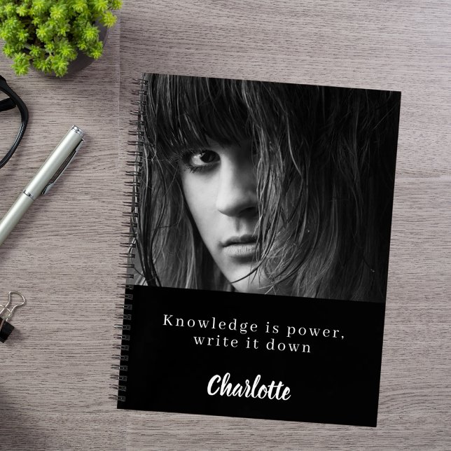 Foto Schwarz-weißer Kursteilnehmer Notizbuch (Von Creator hochgeladen)
