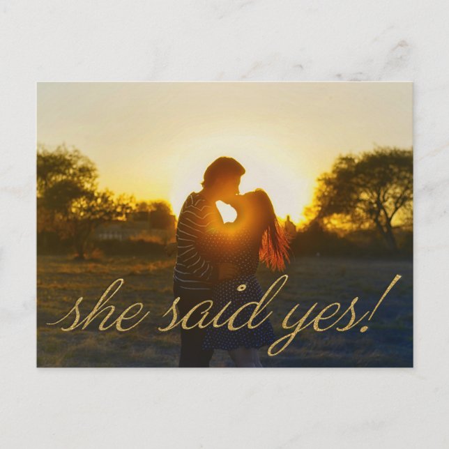 Foto "sie sagte ja" Hochzeit Save the Date Postkarte (Vorderseite)