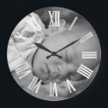 Foto Silver Gray New Baby Shower Gift Girl Boy Große Wanduhr<br><div class="desc">Einzigartig minimalistisch und dekorativ korrespondiert mit aktuellem Trend in der Wohngestaltung. Sie können die Form und Farbe der Hand ändern.</div>