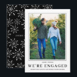FOTO Snowflake Wir sind Verlobte Verlobung Ankündigung<br><div class="desc">Teilen Sie Ihre Verlobung mit Ihren Freunden und Ihrer Familie mit dieser Verlobung Ankündigung. Die DIY Vorlage ist einfach zu bedienen. Sie können einfach ein Foto von Ihnen beide hochladen, die Namen ändern und eine personalisierte Nachricht hinzufügen. Die Leute werden Liebe haben, euch beide zusammen zu sehen. Die Rückseite hat...</div>