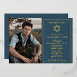 Foto | Star von David Dark Blue Bar Mitzvah Folieneinladung<br><div class="desc">Ein "Star of David"-Film mit echter Goldfolie und Akzenten in der Kontur verleiht diesem Foto ein schlichtes, schlichtes, klassisches und elegantes Design. Fügen Sie einfach das Foto, den Namen und die Bar Mitzvah Zeremonie und Feierlichkeiten Details. Die Rückseite weist einen soliden Farbhintergrund auf. Composite Design von Holiday Hearts Designs (Rechte...</div>