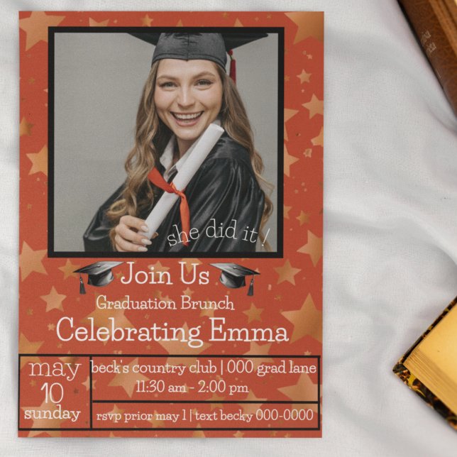 Foto Stars | Rot | Gold | Black Graduation Party Einladung (Red, gold and black on a graduation party invitation with customizable text and photo addition. )
