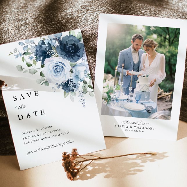 Foto Staubblau Navy Blumenhochzeit Save The Date (Photo save the date card in dusty blue navy theme with elegant frame layout in warm outdoor light)