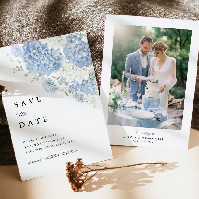 Foto Staubblau Weiße Blumige Hochzeit Save The Date (Dusty blue white hydrangea save the date card set with photo, wedding stationery, sunlit table)