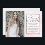 Foto Sweet 16 Einladung<br><div class="desc">Ein modernes,  einfaches Imitat silberfarbenes geometrisches Gestell mit Imitaten silberfarbenen Streifen auf einem tropischen weißen Palmenblatt und rot rosa 16 . Geburtstag Geburtstagsfeier Einladung,  fügen Sie Ihr Bild.</div>