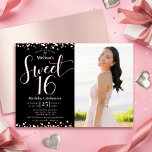 Foto Sweet 16 Geburtstag Moderne Real Rose Gold Folieneinladung<br><div class="desc">"Happy Sweet 16". Versenden Sie diese atemberaubende, funkelnd, gürtliche, festliche, moderne, personalisierte, maßgeschneiderte Foto reale Goldfolie Party Einladung für eine Veranstaltung, an die Sie sich erinnern können. Rose Gold Skript Typografie und Konfetti Overlay einen schwarzen Hintergrund auf der verlassen Hälfte der Karte. Ein Foto des Geburtstagsmädchens ist rechts. Und Imitate...</div>