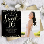 Foto Sweet 16 Geburtstag Modernes Black Real Gold Folieneinladung<br><div class="desc">"Happy Sweet 16". Versenden Sie diese atemberaubende, funkelnd, gürtliche, festliche, moderne, personalisierte, maßgeschneiderte Foto reale Goldfolie Party Einladung für eine Veranstaltung, an die Sie sich erinnern können. Goldene Schrift und Konfetti überlagern einen schwarzen Hintergrund auf der links Kartenhälfte. Ein Foto des Geburtstagsmädchens ist rechts. Und Imitate mit goldgebürstetem Metall sind...</div>