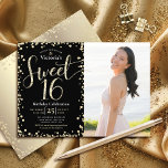 Foto Sweet 16 Modern Gold Black Glitzer Geburtstag Einladung<br><div class="desc">"Happy Sweet 16". Senden Sie diese atemberaubende, funkelnd, mädchenhafte, elegante, moderne, personalisierte, maßgeschneiderte Foto-Party Einladung für eine Veranstaltung, an die Sie sich erinnern können. Gold Glitzer Skript Typografie und Konfetti Overlay einen schwarzen Hintergrund auf der verlassen Hälfte der Karte. Ein Foto des Geburtstagsmädchens ist rechts. Zusätzliche Glitzer Konfetti-Overlays aus Gold...</div>