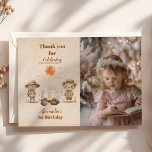 Foto Tropical Safari Wilde Jungle Tiere Dankeskarte<br><div class="desc">Mit unserer Foto Tropical Safari Wild One Jungle Animals zum Geburtstag Dankeschön an eine Touch Abenteuer. Diese Karte ist perfekt, um Ihren Gästen herzlich zu verdanken und vereint lebendige tropische Elemente mit einem persönlichen Foto Ihres kleinen. Design: Hier finden Sie lebendige Illustrationen von Dschungeltieren wie Löwen, Elefanten, Affen und Giraffen,...</div>