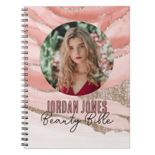 Foto über Schönheitsbibel mit elegantem Design Notizblock