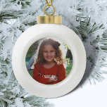 Foto und Dekorationsname des Kindes Keramik Kugel-Ornament<br><div class="desc">Fügen Sie dem Weihnachtsbaum dieses Jahr ein personalisiertes Foto mit diesem Keramik-Ball-Ornament hinzu! Leicht zu individualisieren,  laden Sie einfach das Foto und den Namen Ihres Kindes hoch,  um eine schöne Ergänzung zu Ihrer Feriendekoration oder das süßeste Geschenk für Großeltern zu machen!</div>