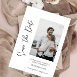 Foto- und Handtypografie Save the Date 3 Vertikal Einladung<br><div class="desc">Senden Sie eine niedliche Save the Date-Karte mit Ihrem Foto und handgeschriebener Typografie. Speichern Sie die Daten,  in diesem Stil,  für eine vertikale oder Landschaft / horizontale Foto sind verfügbar.</div>