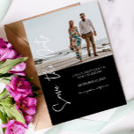 Foto und Handtypografie Save the Date - Schwarz 4 Einladung<br><div class="desc">Senden Sie eine niedliche Schwarz & Weiß Save the Date-Karte mit Ihrer Foto- & Handtypografie. Passt zu jeder Hochzeit. In der Foto Hochzeit Einladung Sammlung für mehr Stile.</div>