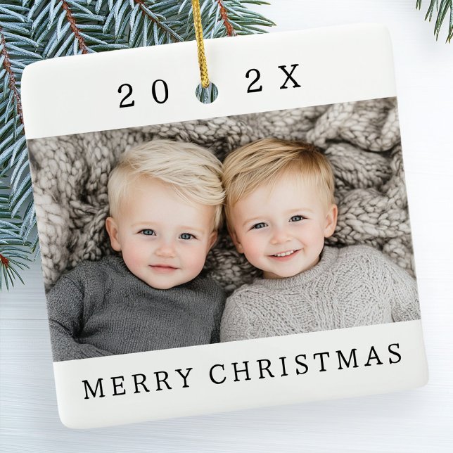 Foto und Jahr weiß Frohe Weihnachten Keramikornament (Family photo and year white Merry Christmas Ceramic Ornament)