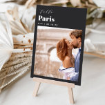 Foto und Name des Reiseziels Tischnummer<br><div class="desc">Fügen Sie Ihren Hochzeitsempfängertischen eine besondere Touch mit diesen individuellen Foto Tischnummer Karten. Benennen Sie jede Tabelle nach einem unvergesslichen Reiseziel und fügen Sie diesen Karteninhabern ein Foto und den Namen des Zielortes hinzu. Ihr Foto ist unten ausgerichtet,  mit dem Ortsnamen und Ihren Initialen und dem Hochzeitstermin oben links.</div>