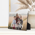 Foto und Name - Horizontal Fotoplatte<br><div class="desc">Behalt eine ständige Erinnerung von Ihrer wichtigsten Priorität in der Nähe mit dieser süßen Familiensake-Plakette. Fügen Sie ein beliebtes,  horizontal oder landschaftsorientiertes Foto hinzu,  mit "Familie" in weißer Schrift und Ihrem Familiennamen darunter.</div>
