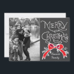 Foto-Urlaubskarte: Chalkboard Frohe Weihnachten<br><div class="desc">Foto-Urlaubskarte: Chalkboard Rustic Red Bow Foto Frohe Weihnachtsfotografie © Storytree Studios,  Stanford,  CA</div>