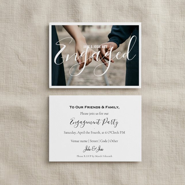 Foto verlobte Anzeigenkarte Party Ankündigung (Photo white border engaged announcement party card with elegant easy to read script.)