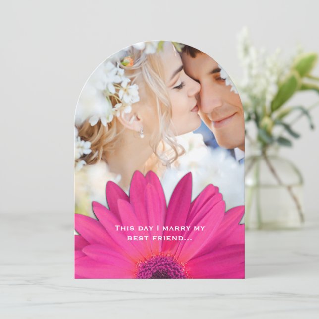 Foto Vintag Damask Pink Gerber Daisy Wedding Einladung (Stehend Vorderseite)