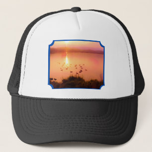 Foto vom Bergsee bei Sonnenuntergang in Rosa und P Truckerkappe