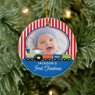 Foto vom ersten Weihnachten des kleinen Jungen mit Keramik Ornament