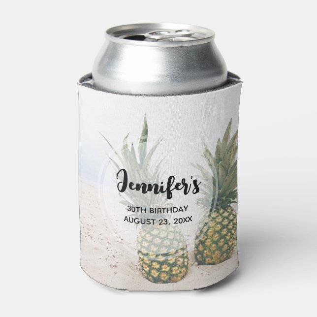 Foto von 2 Ananas am Strand Geburtstag Dosenkühler (Kanne Vorderseite)