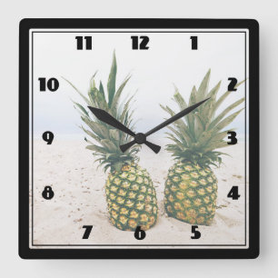 Foto von 2 Ananas am Strand Quadratische Wanduhr
