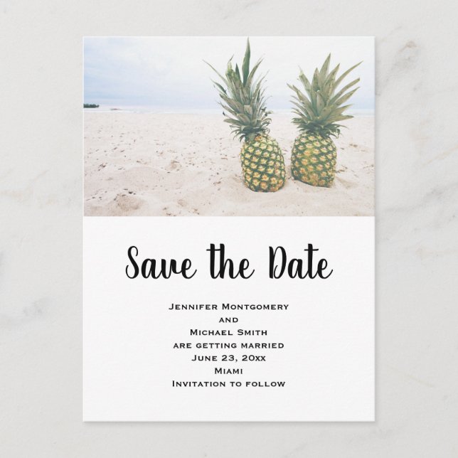 Foto von 2 Ananas Save the Date am Strand Einladungspostkarte (Vorderseite)