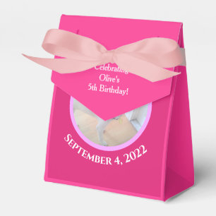 Foto von Adorable Puppy Dog mit scharf rosa Scarf Geschenkschachtel