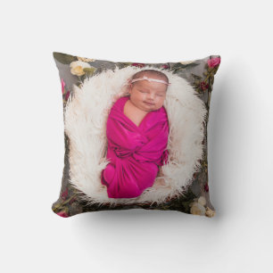 Foto von Baby Mädchen mit rosa Monogramm Kissen