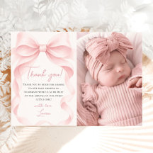 Foto von Baby Mädchen mit rosa Schleife