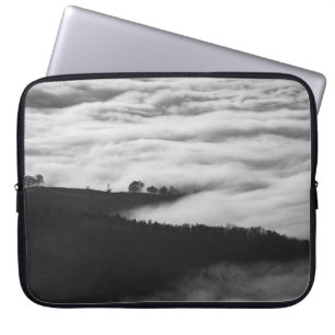 FOTO VON BERG UMGEBEN MIT SEE VON STRÖMEN LAPTOPSCHUTZHÜLLE