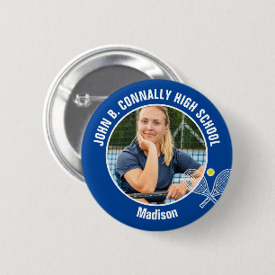 Foto von blauem Tennisspieler mit High-School-Geis Button