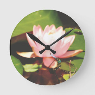 Foto von Blue Draquelly pink flowers Lake Arrowhea Runde Wanduhr