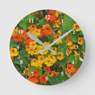 Foto von Blumengelb und Orangen Nasturtien Runde Wanduhr