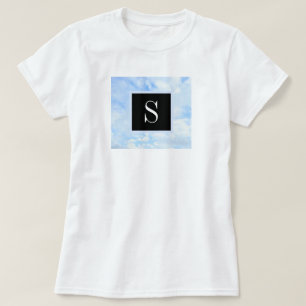 Foto von Cloudy Light Blue Sky mit Single Initial T-Shirt